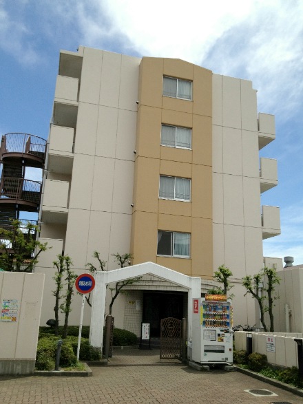 コスモ高砂は５階建てのマンションです。周辺は戸建ても多い住宅地で静かな住環境です。すぐ裏手に小型スーパー「まいばすけと」がでて便利になりました。