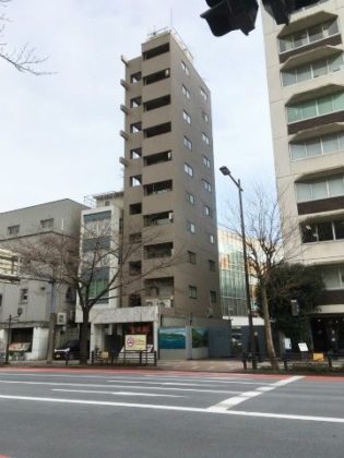 北の丸ビル外観共用部2｜靖国神社や千鳥ヶ淵、北の丸公園など、都会のオアシスのような、水と緑豊かな環境に囲まれています。交通アクセスも良く、「九段下」駅徒歩２分、「市ヶ谷」駅徒歩１２分と好立地です。