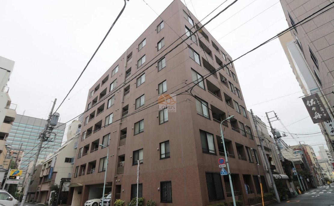 人形町駅徒歩4分の角地に立つ7階建てレジデンスです。落ち着いた色調の外壁と整った窓配置が、街並みに静かな品格を与えます。