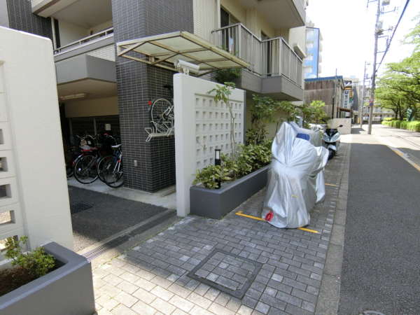 サンクタス南葛西外観共用部3｜駐輪スペースも北側に配置されています。あまり車通りのないところです。