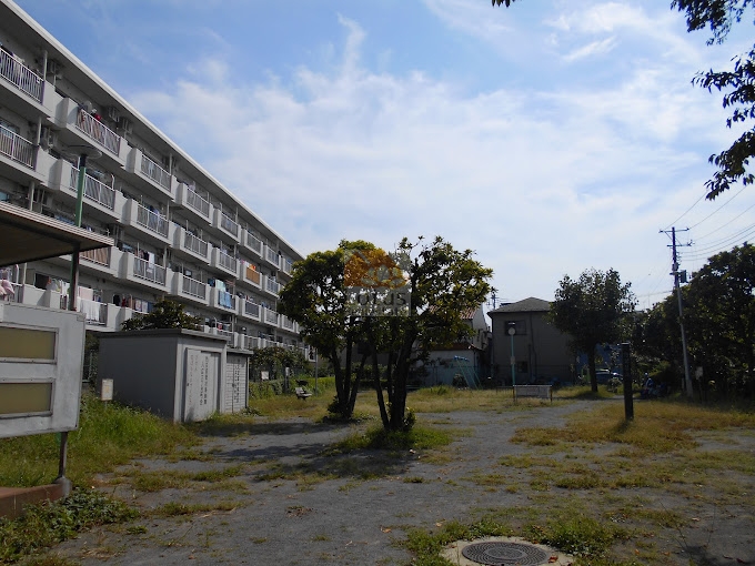 アルカディア曳舟外観３｜西側は八広３丁目防災広場（こども広場）に隣接しています。
