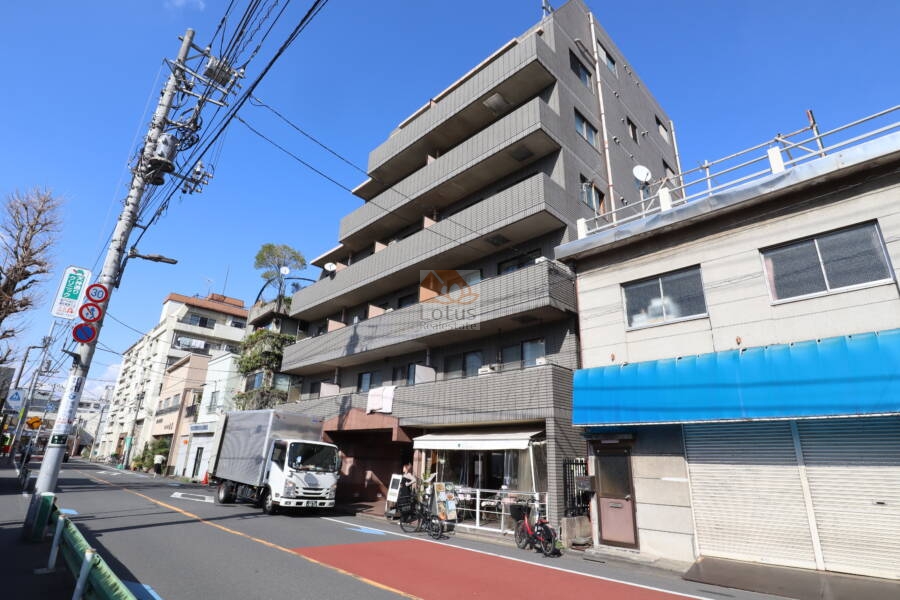 ウイング亀戸外観1｜ウィング亀戸は平成３年築の７階建てマンションです。亀戸天神社東門が目の前にあります。総武線「亀戸」駅、総武線他「錦糸町」駅、都営浅草線他「押上」駅が利用可です。