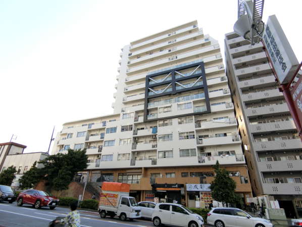 サンパークマンション高田馬場外観共用部1｜サンパークマンション高田馬場は明治通りに面しています。１３階建てのマンションです。耐震補強を実施しました>