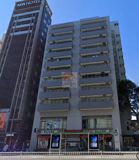 明治通り沿いに面した建物全体を捉えた外観で、縦に伸びるボリューム感と均整の取れたバルコニー配置が印象的です。東新宿駅徒歩2分という立地らしく、都市的な交通量の音が背景にありつつも、建物自体は落ち着いた色調でまとめられ、住居としての秩序が保たれているといえます。