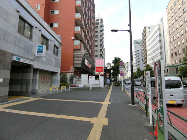 サンパークマンション高田馬場アプローチ4｜駅は明治通りに面しています。物件にはこのまま北上します。駅周辺はオリンピックなどが出店しています。