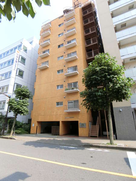ライオンズプラザ亀戸外観共用部2｜コンビニエンスストやドラッグストアなども近くにあり便利です。