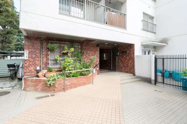 近鉄ハイツ高田馬場外観２｜エントランスアプローチです。