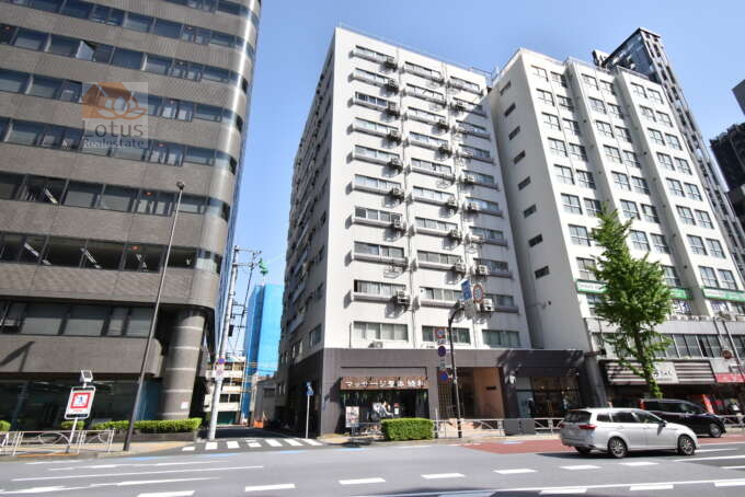 駒形武蔵野マンション外観1｜駒形武蔵野マンションは都営大江戸線「蔵前」駅より徒歩２分です。江戸通り沿いにあります。江戸通りを徒歩８分ほど北上すると浅草です。