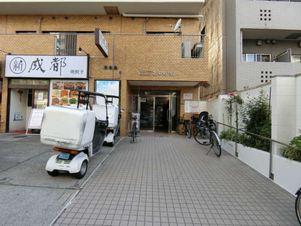 サンパークマンション高田馬場外観共用部2｜サンパークマンション高田馬場に到着しました。サンパークマンション高田馬場の１階にも飲食店が出店しています。人通りが多いので夜も安心です。