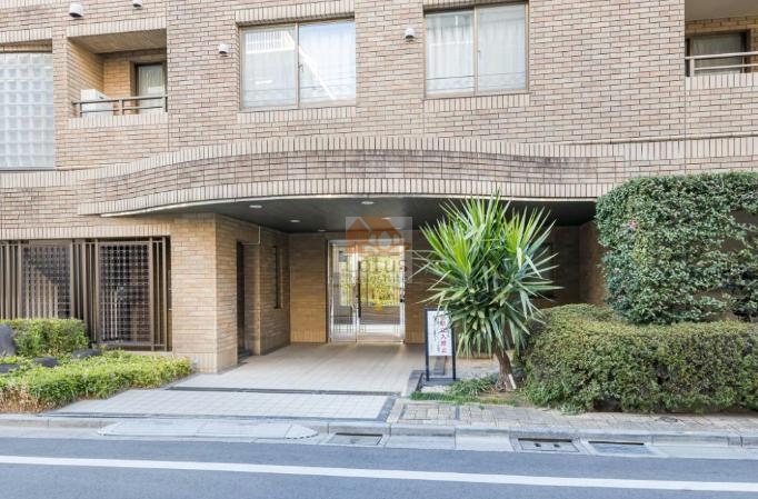 中野富士見町パークハウスエントランス１｜エントランスはオートロックが完備されており、セキュリティ面でも安心です。