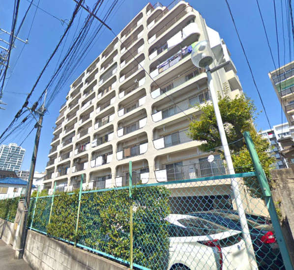 中野スカイハイツ外観１｜中野スカイハイツは昭和47年に建てられた10階建てのマンションです。中野駅北口からサンモール商店街を抜けた早稲田通り沿いにあります。
