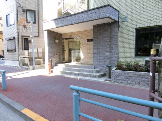 梅島コーポ外観共用部3｜梅田通り沿いに立地します。