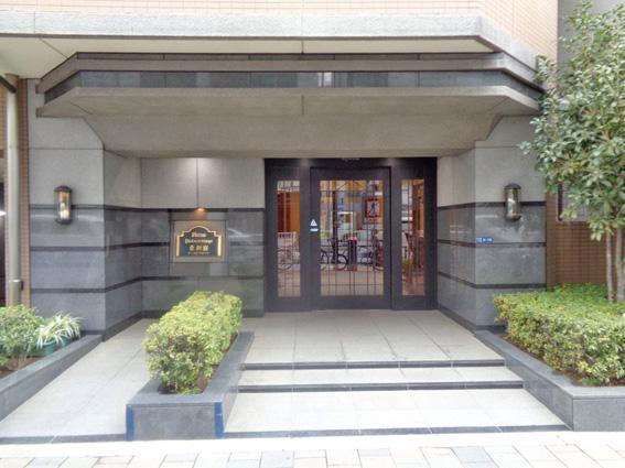 日神パレステージ東新宿イーストフォート外観２｜スロープ付きのエントランス。植栽も適切に管理されています。