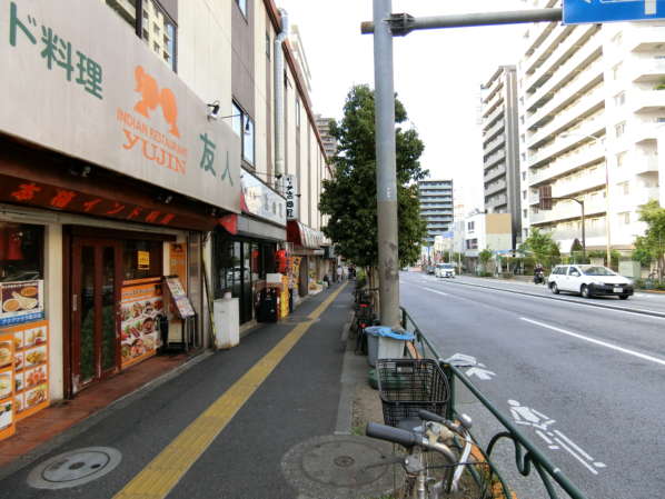 サンパークマンション高田馬場アプローチ3｜周辺は早稲田大学大久保キャンパス、本部などがある学生街です。多様な飲食店が見受けられます。駅３分ですからさほど歩くことなく到着します。