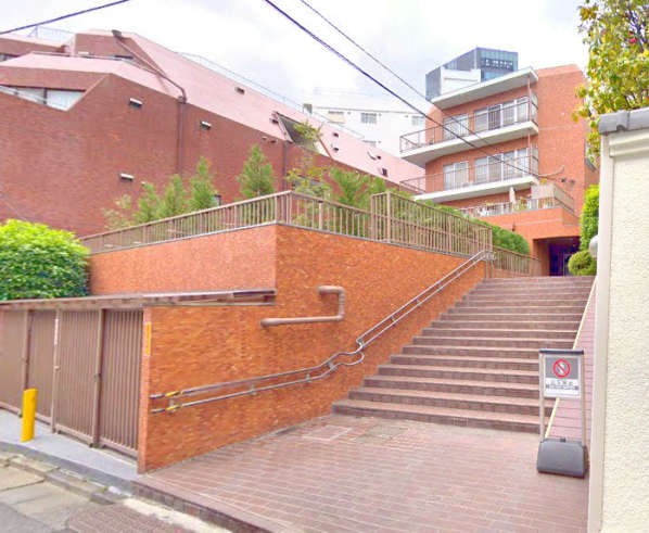 トーカン原宿キャステール外観４｜エントランスアプローチです。ゆったりとした形状をしていて高級感を感じさせます。