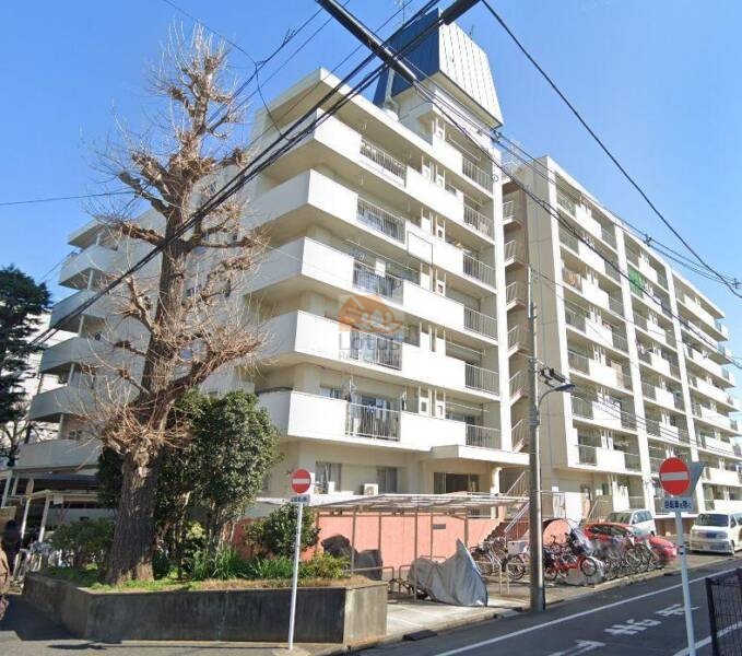 東建西が丘マンション外観１｜東建西ヶ丘マンションは８階建てのマンションです。三岩通り沿いにあります。近くには赤羽スポーツの森公園、味の素フィールド西が丘サッカー場などがあります。本蓮沼駅まで徒歩10分圏内です。