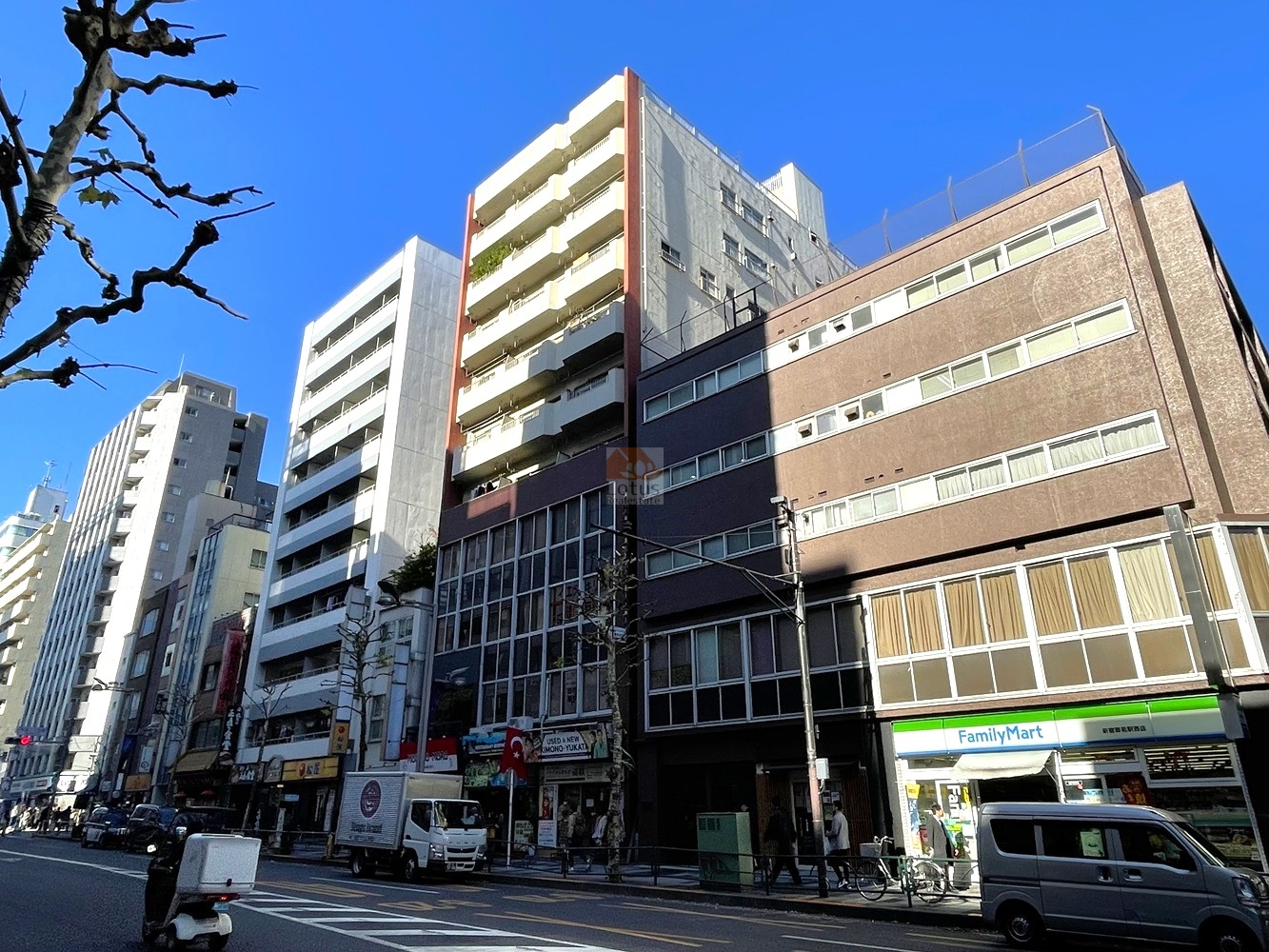 新宿通り沿いに立ち上がる地上10階建の姿が、都市のスケール感を率直に伝えます。新宿御苑前駅徒歩3分、新宿三丁目駅徒歩4分、新宿駅徒歩10分という距離が視覚的にも理解しやすく、交通量のある通りに面しながらも建物正面の陰影が生活と街路を分ける構成です。事務所利用可とされ、都市機能を住まいに近づけたい層に適しています。