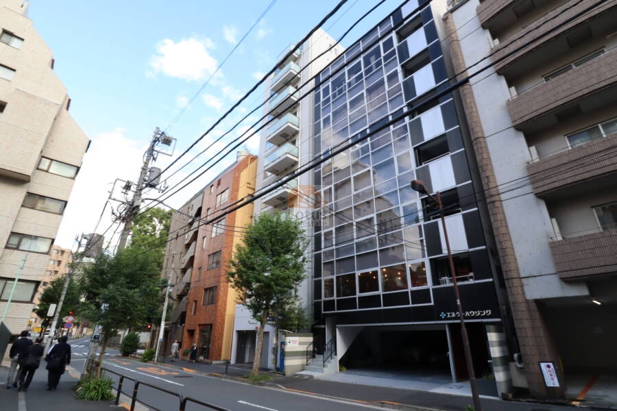 アピス一番町は平成２２年築、１０階建のマンションです。
英国大使館の裏手にあります。周辺は静かな住宅街です。