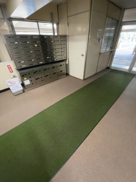牛込マンション共用部１｜宅配ボックスもあります。