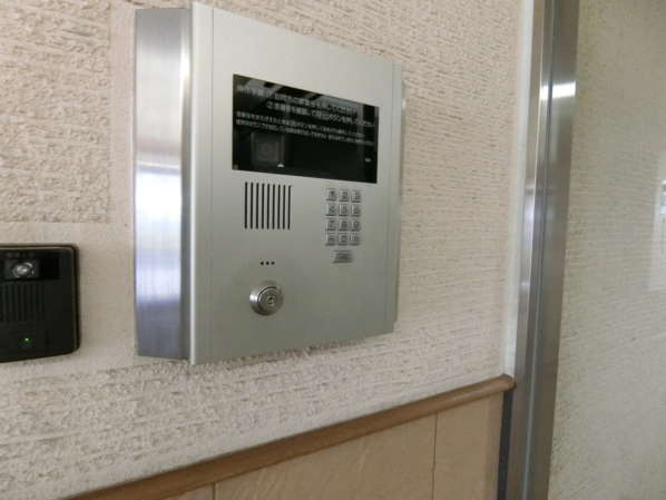 サンパークマンション高田馬場外観共用部4｜オートロックもエントランスに施工済みです。これらのことから、管理体制の良好さがうかがえます。