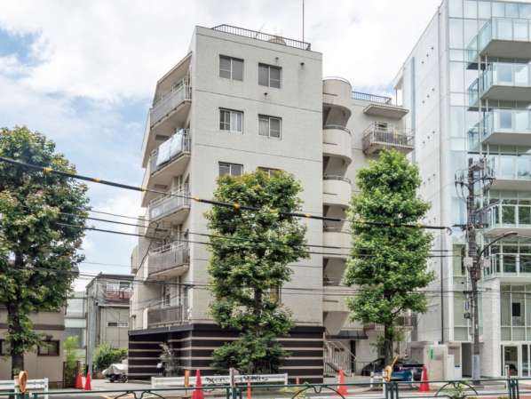 ストーク西麻布外観１｜ストーク西麻布は６階建て、外壁タイル張りのマンションです。外苑西通り沿いにあり、周辺には青山霊園墓地があります。乃木坂駅、表参道駅、六本木駅が徒歩圏内です。