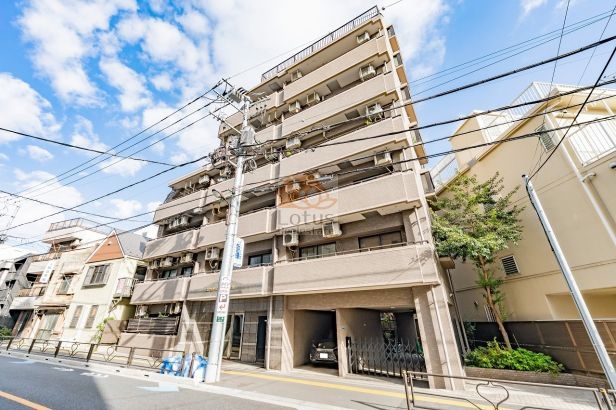 新大塚駅徒歩4分の立地に建つ中層レジデンスで、道路からの見通しが良く、日中は外観全体に均一な光が回り、文京大塚らしい落ち着いた生活動線を想起させる佇まいです。