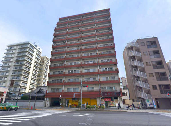 クレール三田外観１｜クレール三田は昭和53年築、12階建てのマンションです。桜田通りに面しています。
