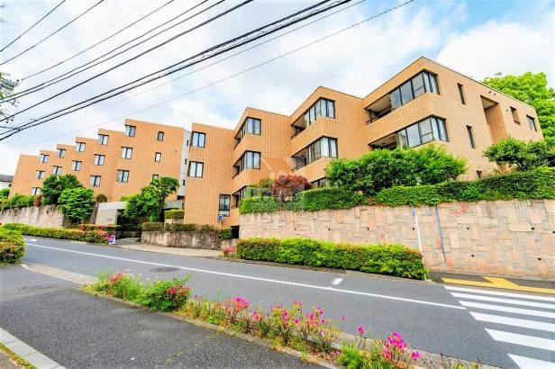 ベルテ中野江古田は、昭和60年築、4階建てのマンションです。A棟～C棟まであります。周囲には木々が生い茂っており、自然豊かな環境です。マンションは４階建てで、敷地内には多くの植物が飾られています。