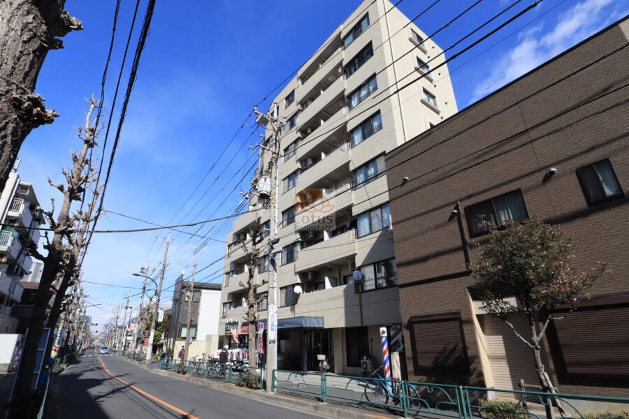 ナビオ柴又外観1｜ナビオ柴又は平成元年完成の８階建てマンションです。柴又街道沿いにあります。柴又駅、新柴又駅が徒歩５分圏内です。