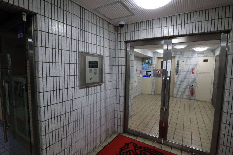 ライオンズマンション日暮里駅前共用部2｜オートロック付きで安心です。