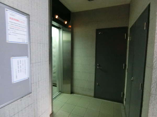 オリンポスコマキ外観共用部 (5)｜文京区立駕籠町小学校の裏手の小さな土地の小規模のマンションです。エントランスホールもかわいい感じです。