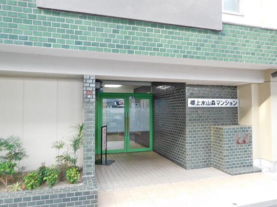 桜上水山森マンションエントランス１｜エントランスは、落ち着いたグリーンのタイル張りです。
