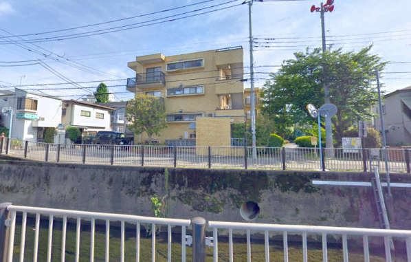 とよとみ方南ハイム外観３｜とよとみ方南ハイムは地上4階建てのマンションです。エレベーターはありません。北側に神田川が流れています。南側に区立方南小学校があります。