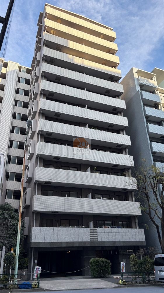 旧山手通り沿いに建つ13階建の外観で、バルコニーラインが道路からの距離感をつくる構成です。神泉駅徒歩5分、渋谷駅徒歩14分の立地が日常動線に組み込みやすい建物といえます。