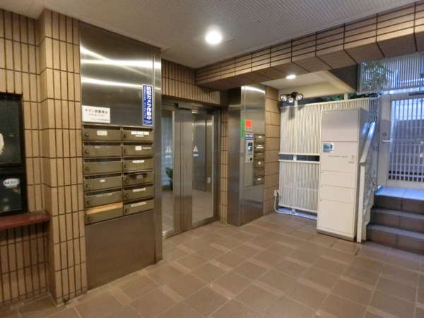 レジェンド平井外観共用部2｜エントランスはオートロックであり宅配ロッカーもあります。