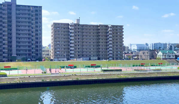 モア・クレスト赤羽１番館外観４｜モア・クレスト赤羽壱番館の北側には新河岸川があり、その向こうに荒川もあります。緑地には桜並木があります。