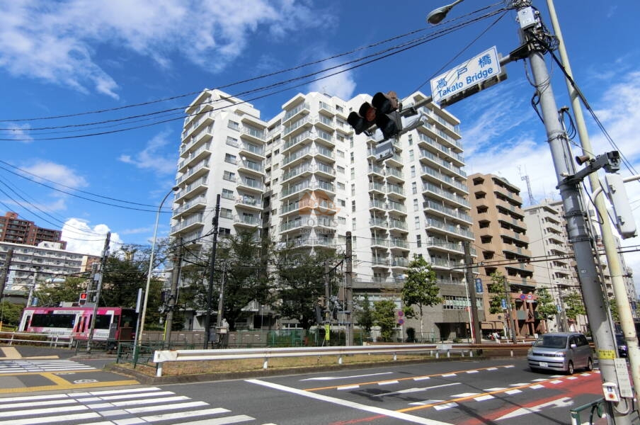 ニューライフ西早稲田外観1｜ニューライフ西早稲田は地上１３階建てマンションです。明治通りと新目白通りの角地に立地します。