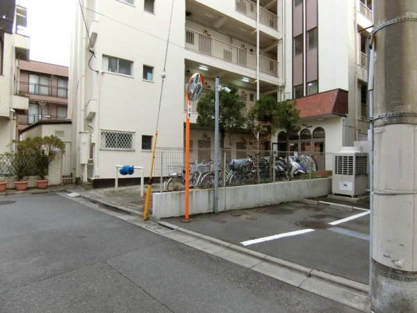 中野ニューハイム外観共用部1｜路地に入るとすぐに中野ニューハイムが目に入ります。