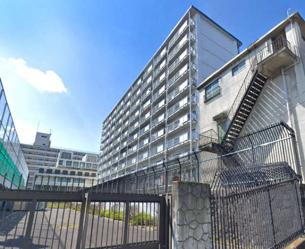 秀和亀戸天神橋レジデンス外観東｜東側には都営野球場・庭球場があります。