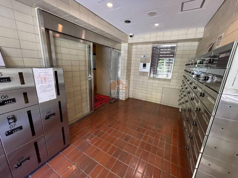 ライオンズマンション神楽坂第６宅配ボックス｜オートロック付きで安心です。