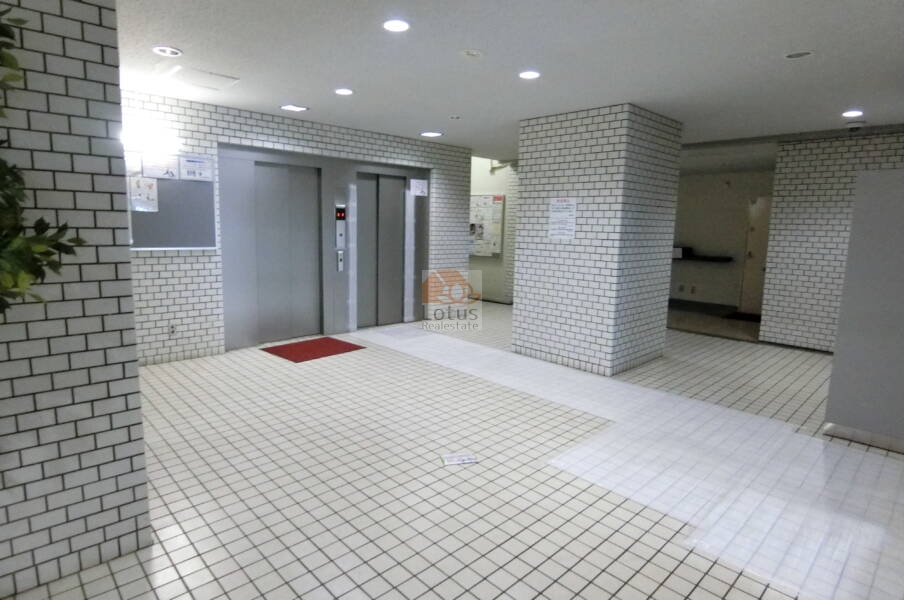 ニューライフ西早稲共用部1｜２エレベータ体制です。５５戸につき１機となりますので、中規模マンションと同等です。