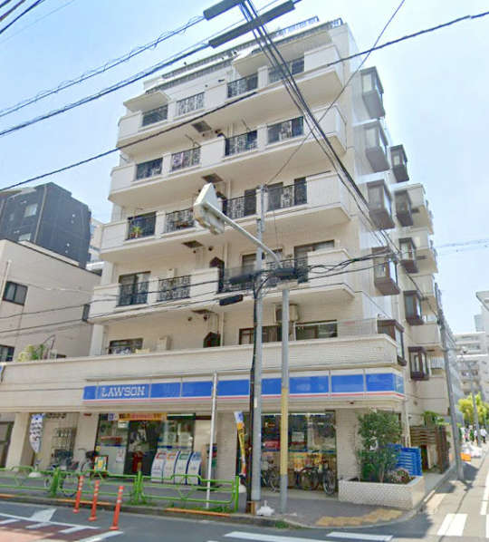 ワコー月島マンション外観１｜ワコー月島マンションは昭和５８年築、地上８階建てのマンションです。１階にコンビニが入っています。勝どき駅・月島駅の２駅が徒歩５分圏内にあり便利です。