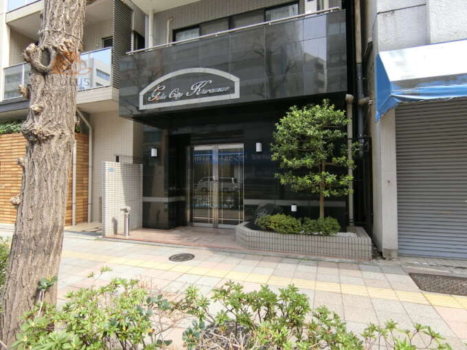ガラシティ蔵前外観共用部4｜エントランスは表通りに面しています。大通りですが蔵前のメインの通りとなっており、人通りも多い一角です。見通しがいいロケーションにあります。