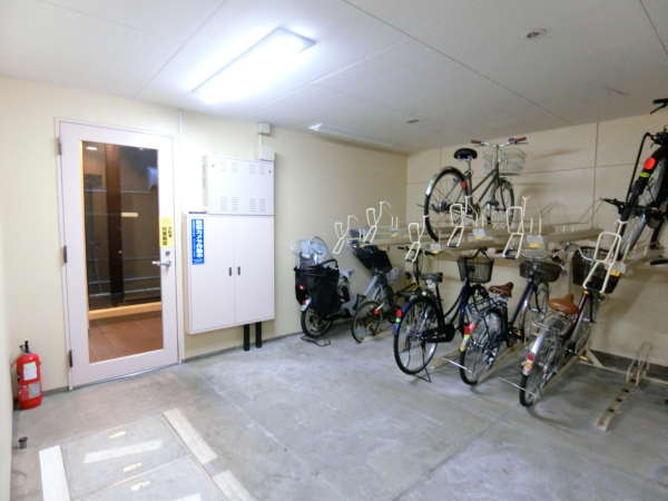 レジェンド平井外観共用部｜１階部分には駐輪場もあります。