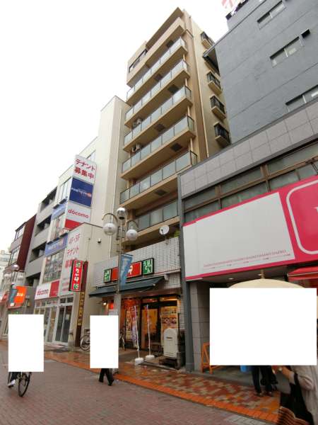 レジェンド平井アプローチ5｜１回がなか卯になっているマンションがレジェンド平井です。エントランスは裏側ですので、こちらではありません。ダイソーが隣接しています。
