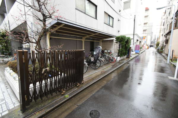藤和シティコープ御徒町外観共用部3｜駐輪場は一本入った路地のほうにあります。台東区のマンションは駐輪場がないマンションも少なくありませんので、あると嬉しいですね。