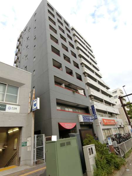 オリンポスコマキ外観共用部 (2)｜オリンポスコマキは平成７年築、地上１０階建てのマンションです。前面道路は白山通りです。山手線・巣鴨駅までは徒歩１０分程度です。