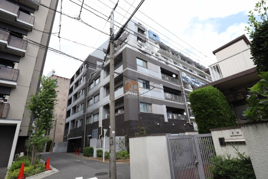 東中野テラス外観2｜JR東中野駅から徒歩2分、東京メトロ東西線落合駅から徒歩10分の好立地にあります。周辺には、スーパーやコンビニエンスストア、飲食店などが充実しています。