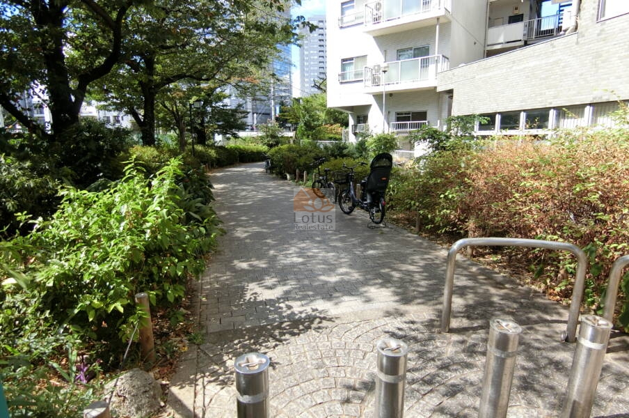 ニューライフ西早稲田スペース｜マンション南西角地にあるスペース。空地になっています。緑の配慮もありますね。