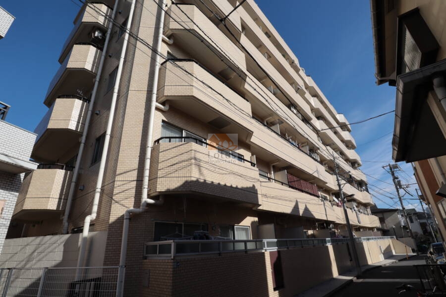 ライオンズマンション中落合外観11｜ライオンズマンション中落合は昭和５９年築、地上９階建てのマンションです。目白通りに立地します。大江戸線「落合南長崎」駅、西武池袋線「椎名町」駅が利用可です。